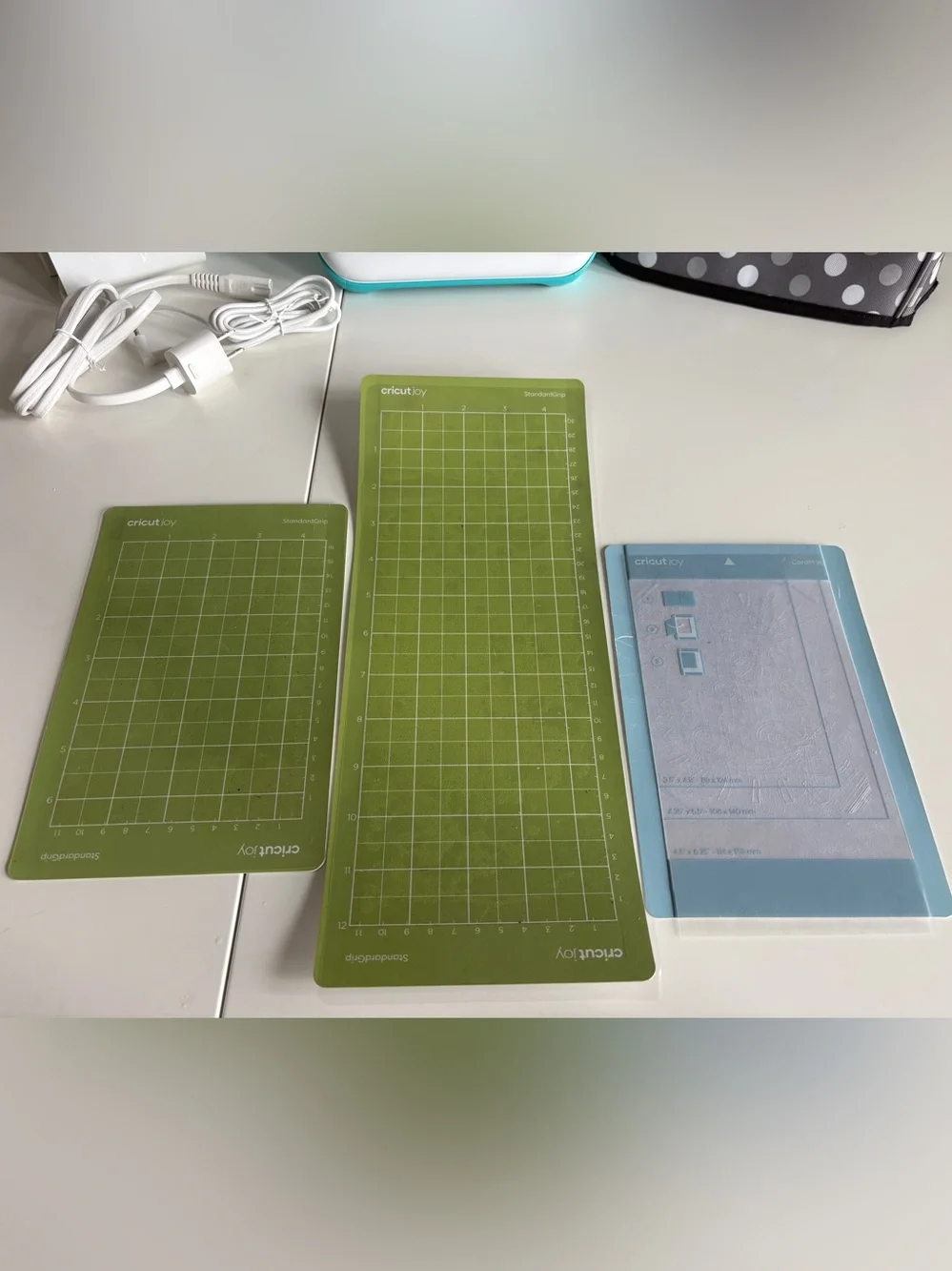 Cricut Joy Compact Cutting Machine in Teal and White with Accessories - Picture 4 of 9